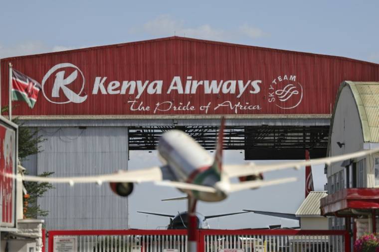 La maquette d'un appareil aux couleurs de Kenya Airways, devant le siège de la compagnie, à Nairobi le 6 février 2024 ( AFP / Tony KARUMBA )