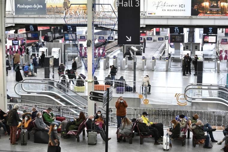 Des voyageurs masqués à Gare de Lyon, à Paris. ( AFP / STEPHANE DE SAKUTIN )