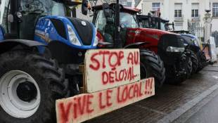 Des agriculteurs avec leurs tracteurs manifestent à Arras, dans le Pas-de-Calais, le 22 février 2024 ( AFP / Denis CHARLET )