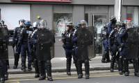 Des policiers antiémeute en position lors d'une manifestation contre les violences policières, le 23 septembre 2023 à Paris ( AFP / Bertrand GUAY )