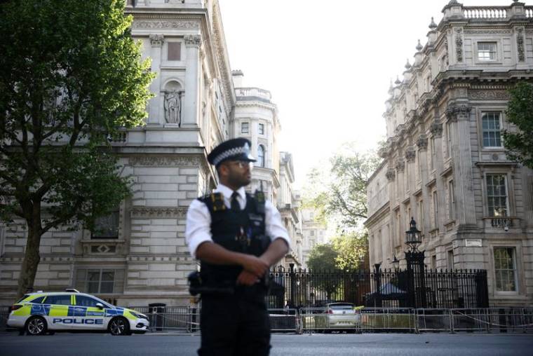 Une voiture percute les grilles de Downing Street à Londres
