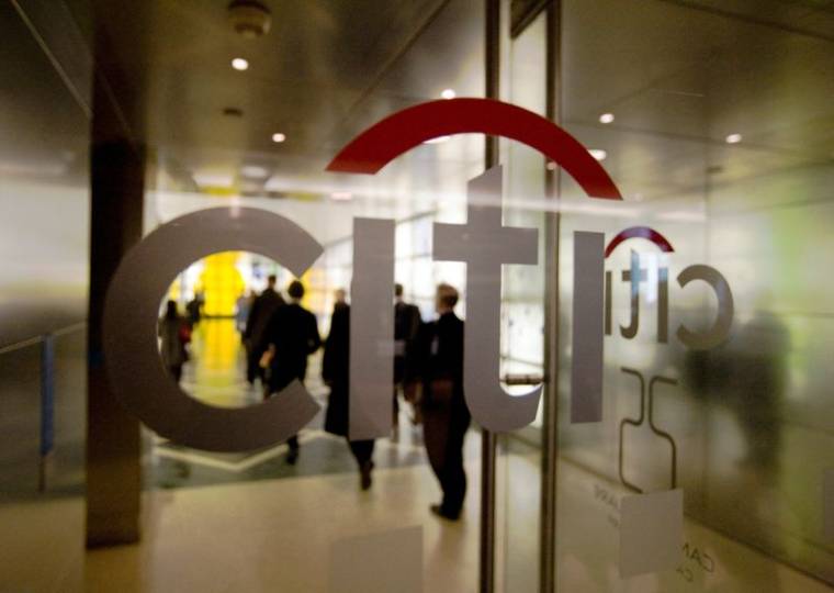 Des employés pénètrent dans l'immeuble de Citigroup à Londres