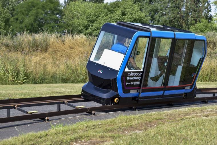 La nouvelle capsule Urbanloop, un véhicule électrique ferroviaire, est photographiée à Tomblaine, en Meurthe-et-Moselle, le 30 juin 2022.  ( AFP / JEAN-CHRISTOPHE VERHAEGEN )