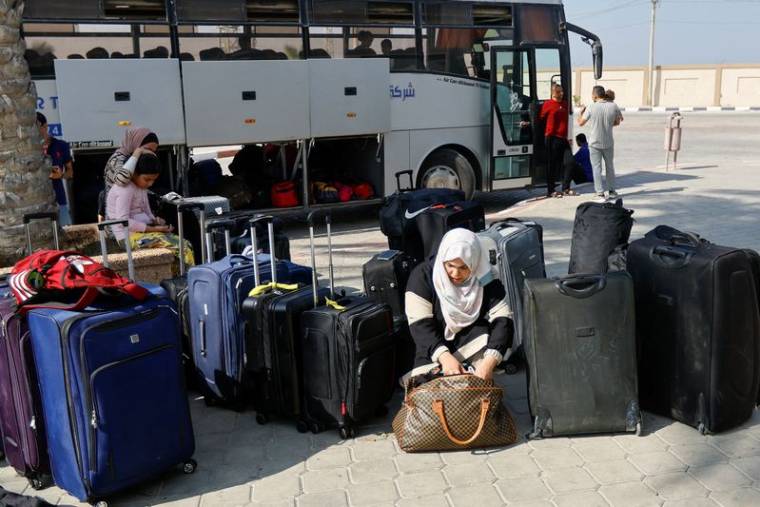 Des Palestiniens munis de passeports étrangers attendent l'autorisation de quitter Gaza, au poste frontière de Rafah avec l'Égypte