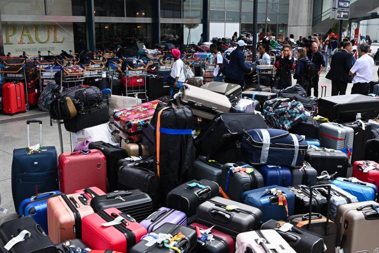 Des bagages empilés devant l'entrée du terminal d'Orly 4, après un incident technique à Paris-Orly, le 3 août 2023. ( AFP / STEFANO RELLANDINI )