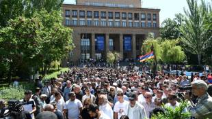 Des dizaines de milliers de personnes rassemblées le 9 mai 2024 à Erevan, en Arménie ( AFP / KAREN MINASYAN )
