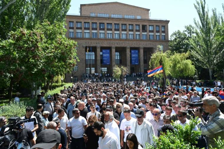 Des dizaines de milliers de personnes rassemblées le 9 mai 2024 à Erevan, en Arménie ( AFP / KAREN MINASYAN )