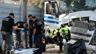 Des secouristes israéliens sécurisent le site après qu'un chauffeur de camion a percuté une foule à un arrêt de bus à Ramat Hasharon, au nord de Tel Aviv, le 27 octobre 2024 ( AFP / Jack GUEZ )