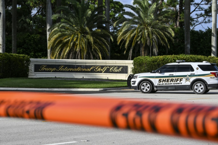 Un véhicule de shérif bloque la rue devant le Trump International Golf Club à West Palm Beach, le 15 septembre 2024 en Floride ( AFP / CHANDAN KHANNA )