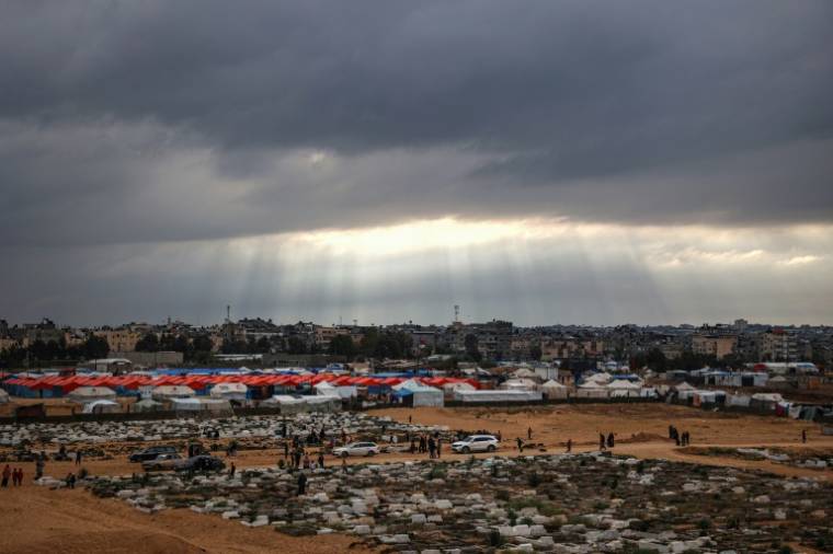 Des Palestiniens se rendent sur les tombes de leurs proches au premier jour de l'Aïd el-Fitr, à Rafah, dans le sud de la bande de Gaza, le 10 avril 2024 ( AFP / - )