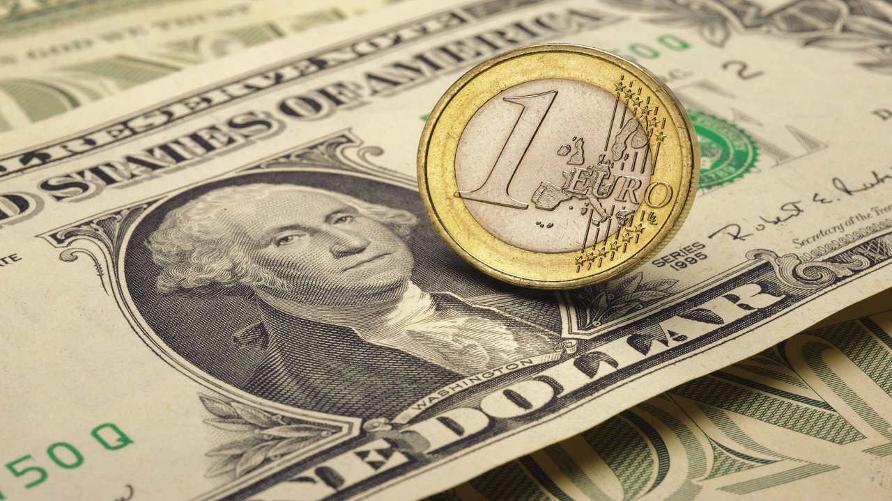 la-chute-de-l-euro-face-au-dollar-cons-quence-de-multiples-facteurs