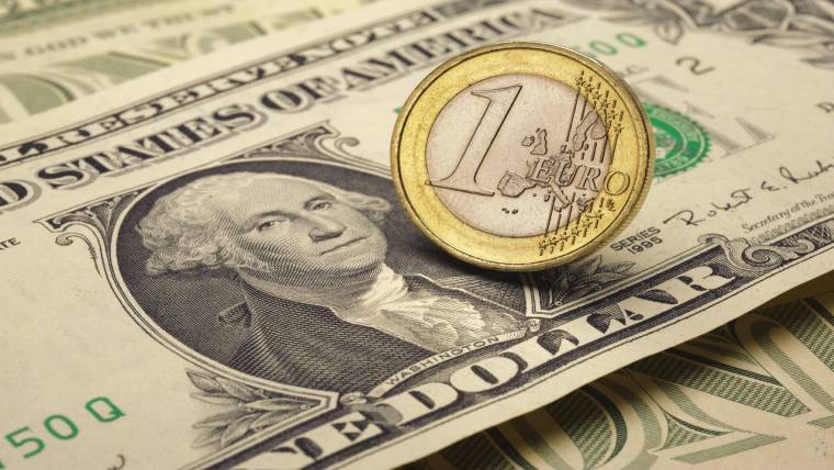 La chute de l'euro face au dollar, conséquence de multiples facteurs