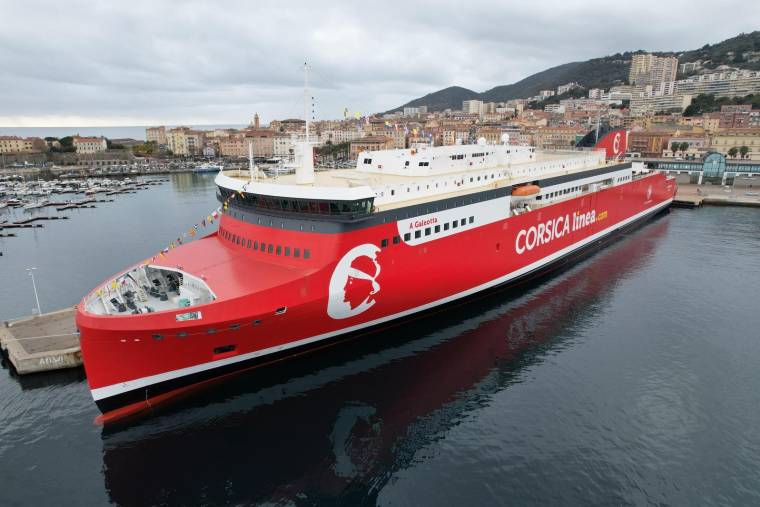 Le navire "A Galeotta" de le compagnie Corsica Linea, dans le port d'Ajaccio, 5 janvier 2023 ( AFP / Pascal POCHARD-CASABIANCA )