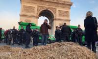 Agriculteurs devant l'Arc de Triomphe: "une opération commando pour montrer qu'on est là"