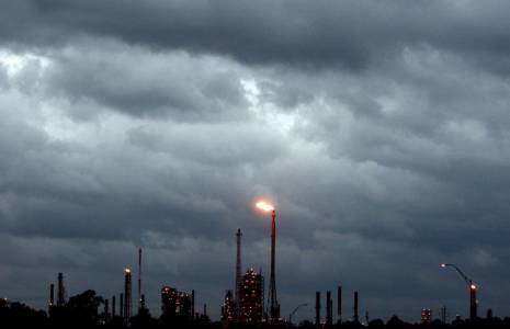 Des nuages sombres au-dessus d'une raffinerie près de Houston, au Texas