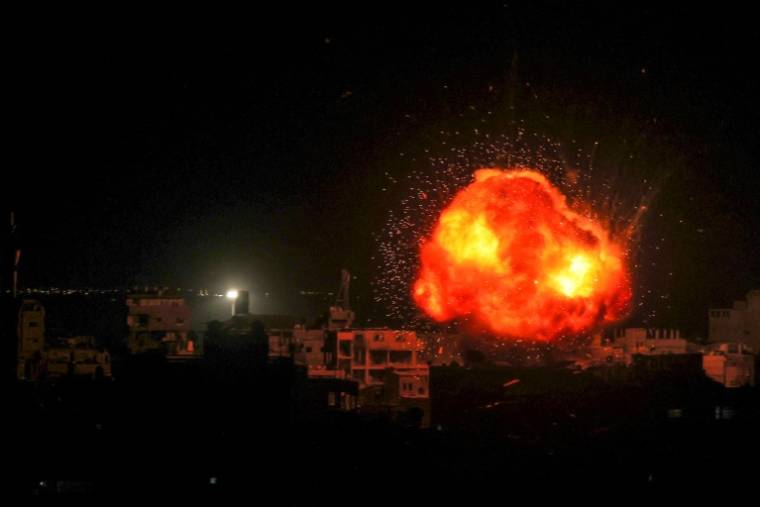 Une boule de feu au-dessus de Rafah suite à une frappe israélienne sur cette ville dans le sud de Gaza, le 26 mars 2024 ( AFP / Said KHATIB )