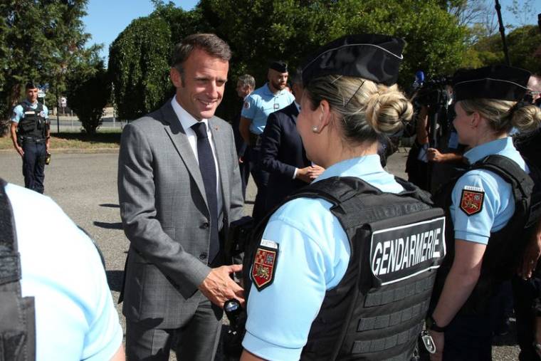 Le président français Emmanuel Macron rencontre des gendarmes à Damazan (Lot-et-Garonne)