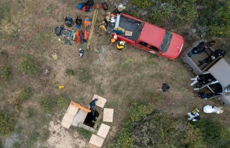 Vue aérienne de secouristes, légistes et procureurs près d'un puits où des cavadres ont été découverts, le 3 mai 2024 à Ensenada, dans le nord-ouest du Mexique ( AFP / Guillermo Arias )