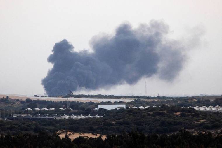 La fumée s'élève au-dessus de la bande de Gaza, vue de la frontière israélienne avec Gaza