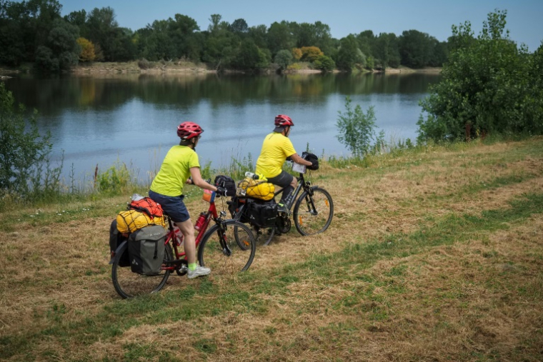 Deux cyclistes sur le parcours "La Loire à vélo", qui relie Cuffy, dans le Cher, à Saint-Nazaire, en Loire-Atlantique, le 2 juillet 2019 ( AFP / GUILLAUME SOUVANT )