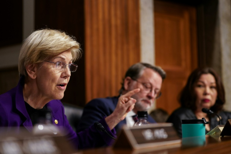 La sénatrice démocrate Elizabeth Warren (à gauche) interroge Pete Hegseth, désigné ministre de la Défense par Donald Trump, lors d'une audition sur la confirmation de cette nomination, à Washington, le 14 janvier 2025 ( AFP / ALLISON ROBBERT )