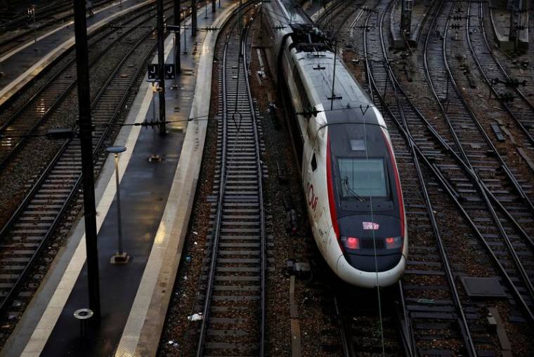 Un train à grande vitesse TGV arrive à la gare de l'Est à Paris