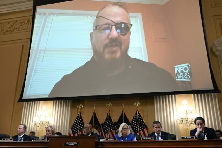 Stewart Rhodes, fondateur du groupe d'extrême droite Oath Keepers, est montré à l'écran lors d'une audition dans l'enquête sur l'attaque du 6 janvier contre le Capitole, le 9 juin 2022 à Washington ( AFP / Brendan SMIALOWSKI )