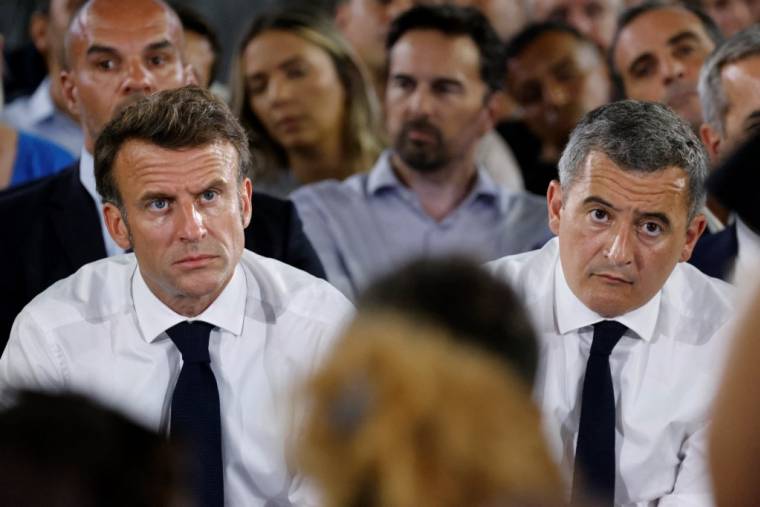 Le président Emmanuel Macron (à gauche) et le ministre de l'Intérieur Gérald Darmanin lors d'une visite à Marseille, le 26 juin 2023.  ( POOL / LUDOVIC MARIN )