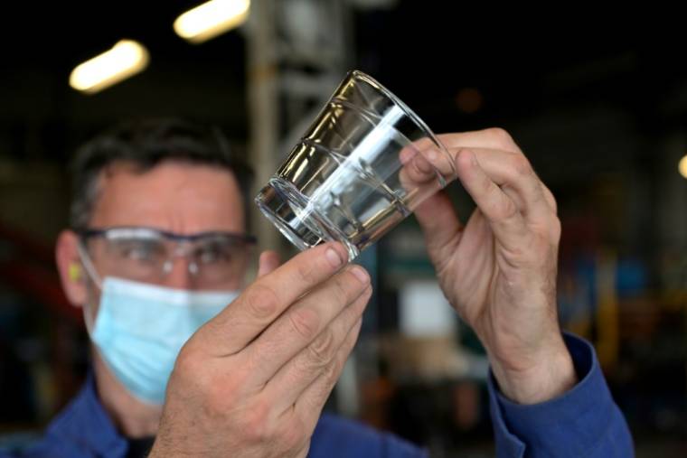 Un ouvrier contrôle la fabrication d'un verre Duralex à La Chapelle-Saint-Mesmin, le 1er juillet 2021 ( AFP / GUILLAUME SOUVANT )