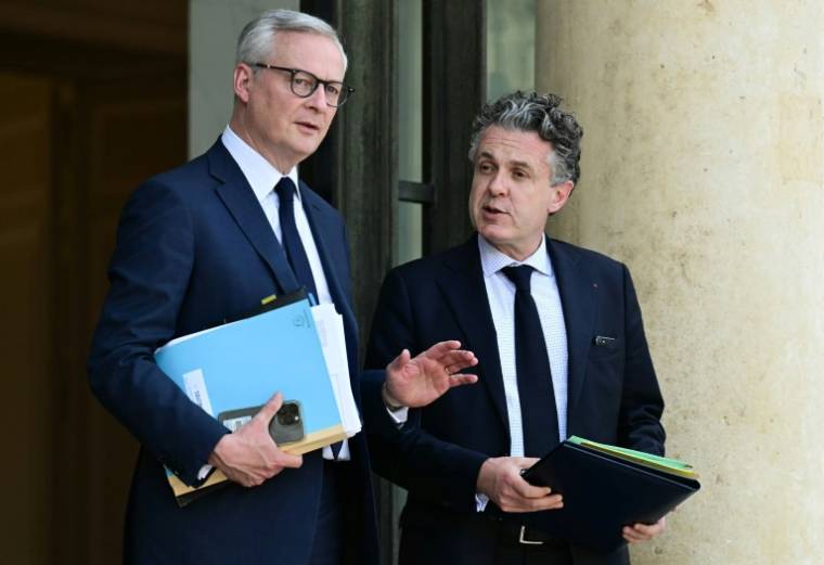 Le ministre de l'Economie et des Finances, Bruno Le Maire (gauche), et celui de la Transition écologique, Christophe Béchu, à la sortie du conseil des ministres, sur le perron de l'Elysée, à Paris, le 3 mai 2024 ( AFP / Miguel MEDINA )
