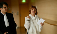 Gisèle Pelicot et son avocat  Stéphane Babonneau au palais de justice d'Avignon le 14 novembre 2024 ( AFP / Christophe SIMON )