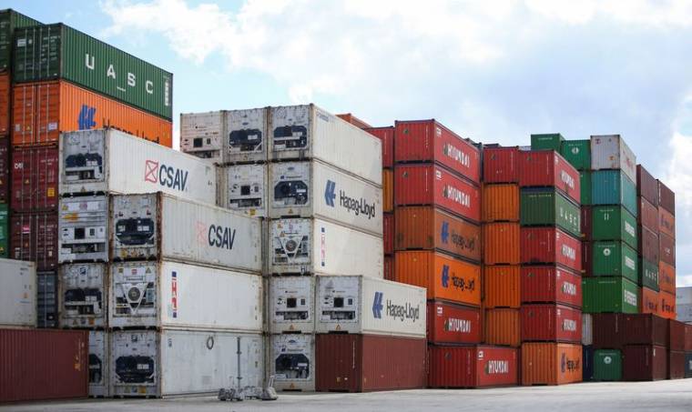 Des containers au port de Hambourg, en Allemagne