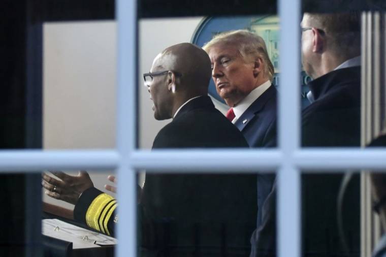 Jerome Adams (g) au côté de Donald Trump, le 22 mars 2020 à Washington ( AFP / Eric BARADAT )