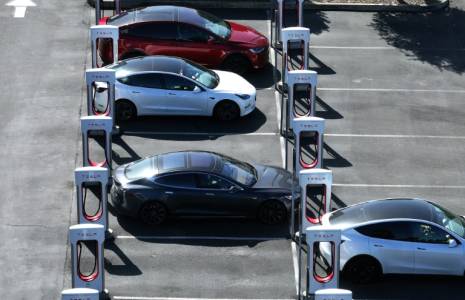 Une station Supercharger du constructeur américain Tesla, le 2 mai 2024 à Petaluma (Californie) ( GETTY IMAGES NORTH AMERICA / JUSTIN SULLIVAN )