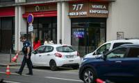 La police municipale contrôle la circulation devant la station de métro Place Jean Jaurès où plusieurs personnes ont été blessées lors d'une attaque au couteau, à Lyon le 26 mai 2024 ( AFP / OLIVIER CHASSIGNOLE )