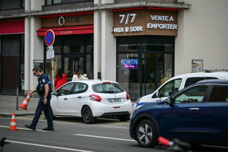 La police municipale contrôle la circulation devant la station de métro Place Jean Jaurès où plusieurs personnes ont été blessées lors d'une attaque au couteau, à Lyon le 26 mai 2024 ( AFP / OLIVIER CHASSIGNOLE )