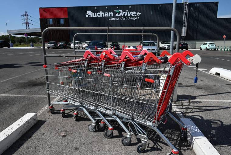 Des mouvements sociaux ont essaimé dans la distribution à l'approche des fêtes de fin d'année, notamment chez Carrefour et Auchan, les syndicats pressant pour des hausses de salaires. ( AFP / PASCAL GUYOT )