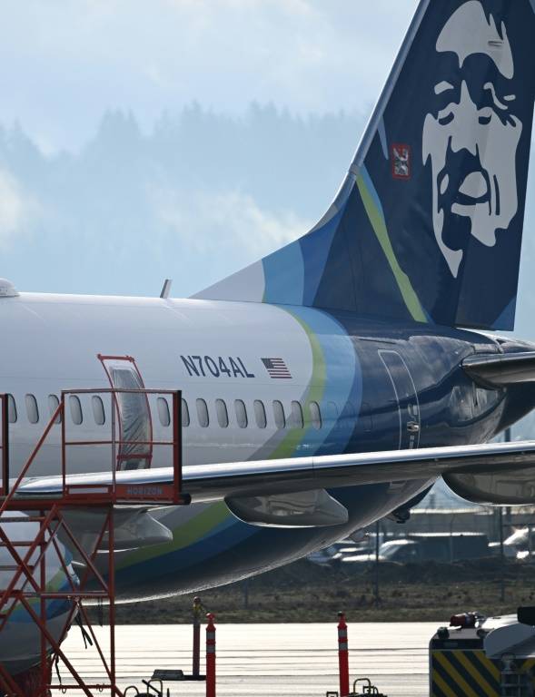 Le Boeing 737 MAX 9 d'Alaska Airlines qui a perdu une porte-bouchon en vol, photographié à Portland (Oregon) le 23 janvier 2024 ( AFP / Patrick T. Fallon )