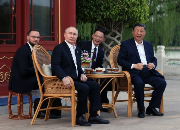 Photo diffusée par l'agence de presse russe Sputnik du président russe Vladimir Poutine et le président chinois Xi Jinping à Pékin le 16 mai 2024 ( POOL / Mikhail METZEL )