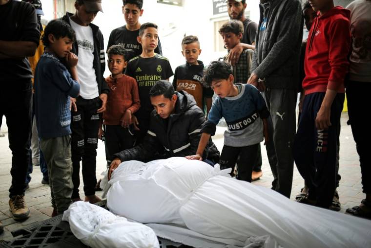Les corps d'un adulte et d'un enfant tués dans la nuit par un bombardement israélien, le 27 avril 2024 devant la morgue de l'hôpital de Rafah, dans le sud de la bande de Gaza  ( AFP / - )