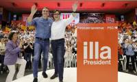 Le Premier ministre espagnol Pedro Sanchez (à gauche) et le candidat socialiste à la présidence de Catalogne Salvador Illa pendant le dernier meeting de la campagne électorale, le 10 mai 2024 à Barcelone ( AFP / LLUIS GENE )