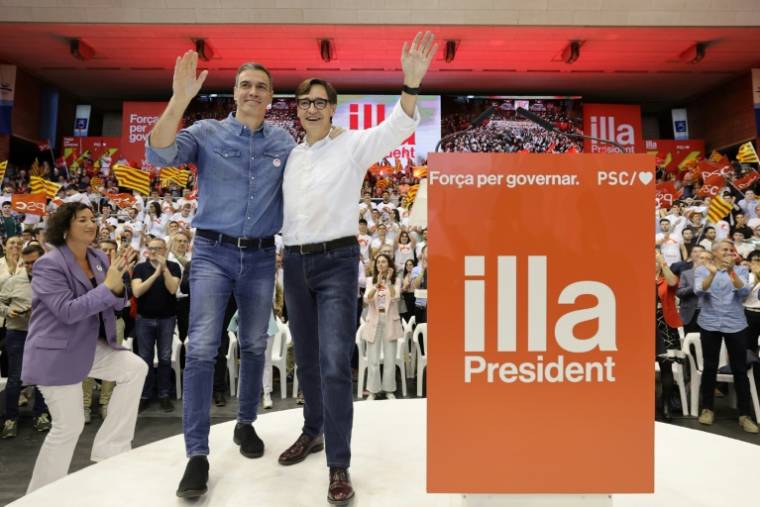 Le Premier ministre espagnol Pedro Sanchez (à gauche) et le candidat socialiste à la présidence de Catalogne Salvador Illa pendant le dernier meeting de la campagne électorale, le 10 mai 2024 à Barcelone ( AFP / LLUIS GENE )