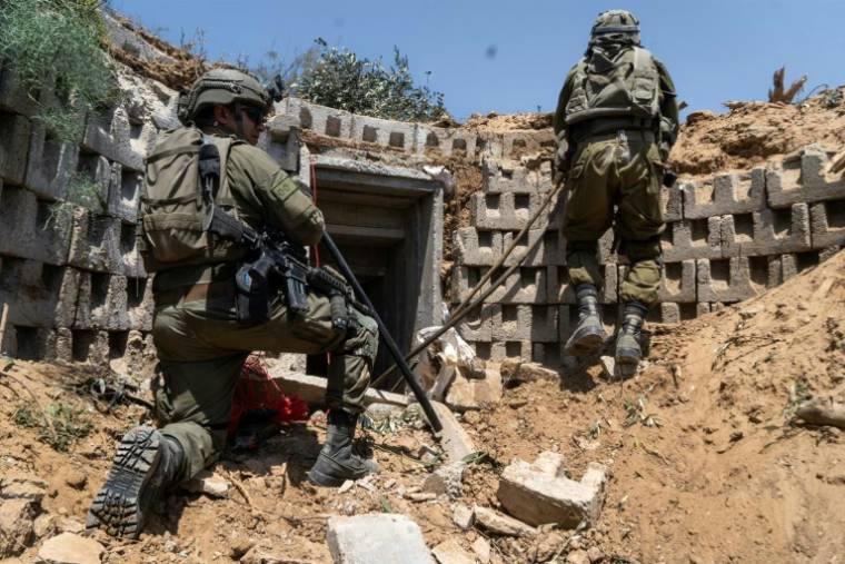 Photo diffusée par l'armée israélienne, le 18 avril 2024, de l'entrée d'un tunnel pendant des opérations contre le Hamas dans la bande de Gaza  ( Israeli Army / - )