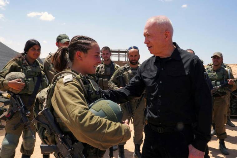 Photo fournie par l'armée israélienne le 7 mai 2024 montrant le ministre de la Défense Yoav Gallant rendant visite à des soldats à une position près de la frontière avec la bande de Gaza, où une guerre oppose Israël au mouvement islamiste palestinien Hamas ( Israeli Army / - )