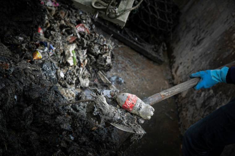 Des déchets captés par un filet, à Rouen (Seine-Maritime), le 28 mars 2023 ( AFP / Lou BENOIST )