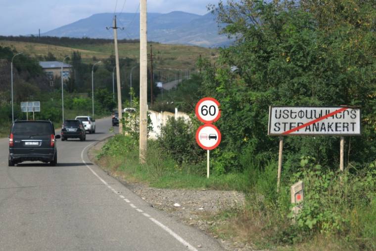 Un panneau de signalisation écrit en arménien indique la fin de la ville de Stepanakert, capitale de la région du Haut-Karabakh contrôlée par l'Azerbaïdjan, le 2 octobre 2023, lors d'un voyage de presse organisé ( AFP / EMMANUEL DUNAND )