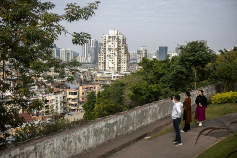 Des visiteurs admirent le panorama depuis la forteresse Fortaleza do Monte à Macao, le 13 décembre 2024 ( AFP / Eduardo Leal )