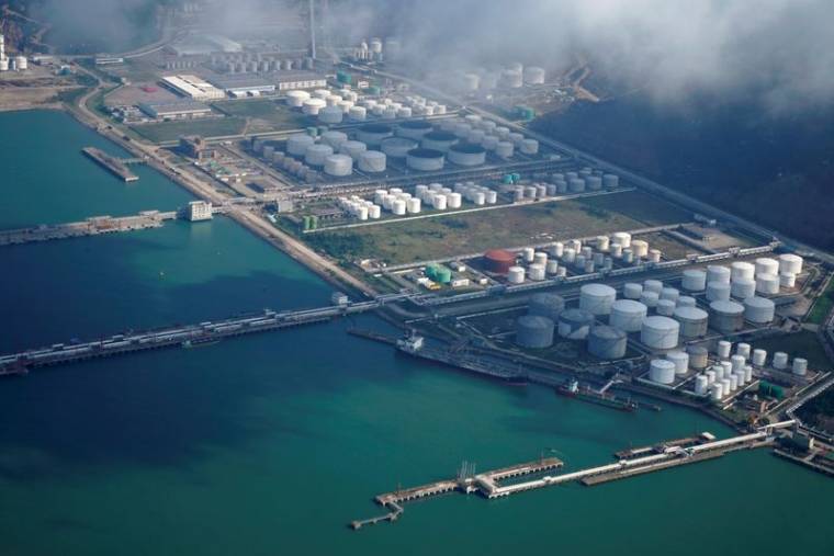 Des réservoirs de pétrole et de gaz dans le port de Jiuzhou