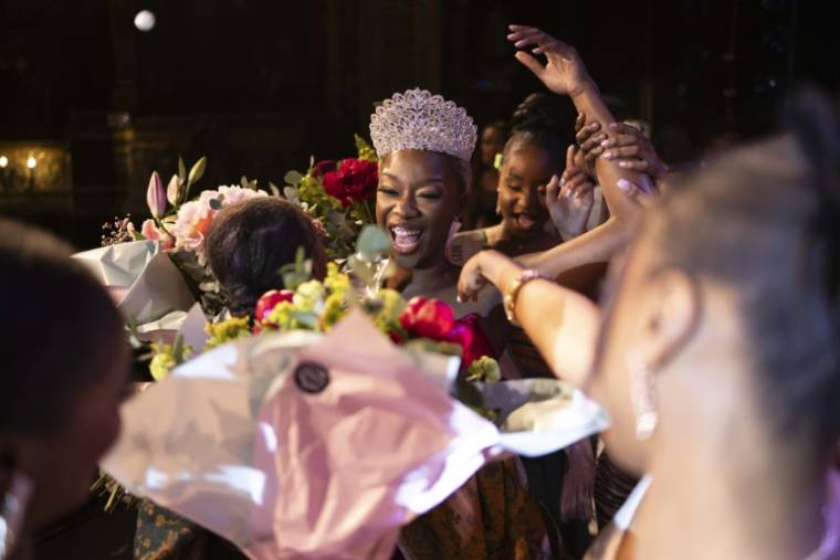 Lyse Amissah (c) fête sa victoire avec d'autres candidates après l'annonce des résultats du concours de beauté Miss Côte d'Ivoire France, le 8 mai 2024 à Paris ( AFP / OLYMPIA DE MAISMONT )