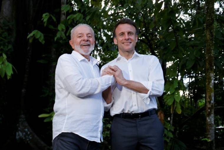 Le président brésilien Luiz Inacio Lula Da Silva et le président français Emmanuel Macron sur l'île de Combu, devant Belem, dans l'État du Para, au Brésil, le 26 mars 2024 ( AFP / Ludovic MARIN )